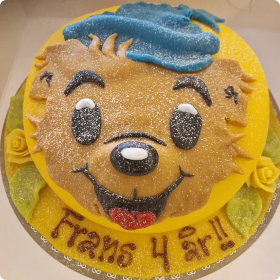 Kreativ tårta med Bamse-motiv som kan beställas från konditori Stuvsta.