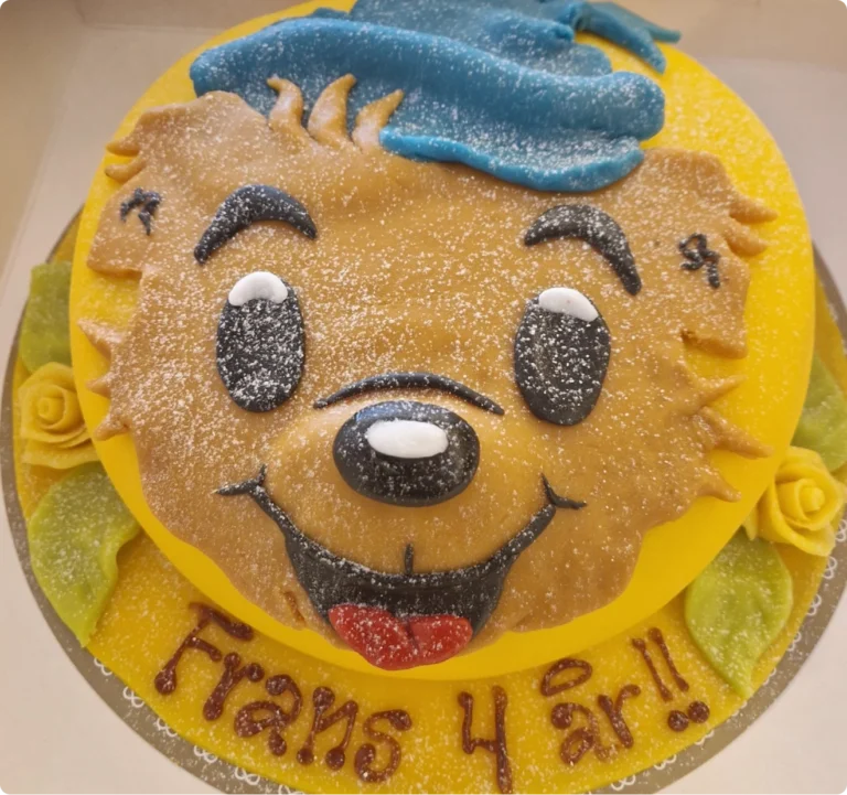 Kreativ tårta med Bamse-motiv som kan beställas från konditori Stuvsta.